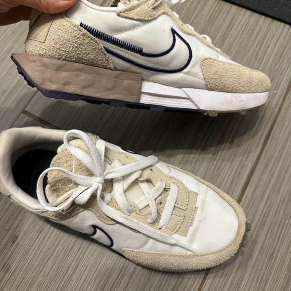 Nike - Picture 3 of 6